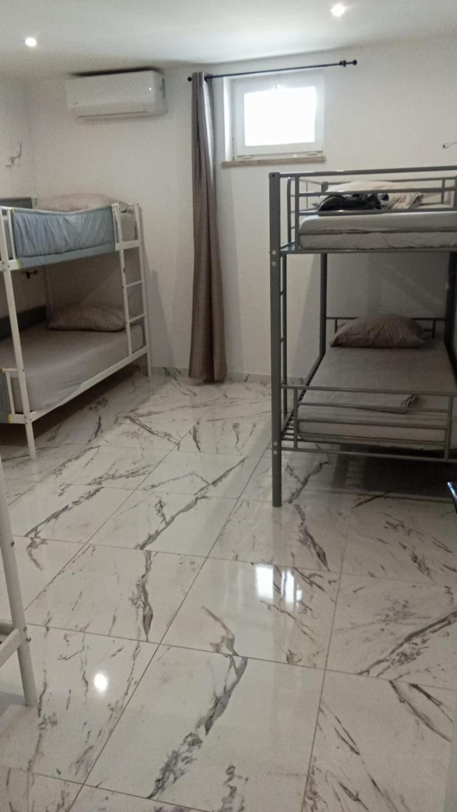 Habitación Compartida Mixta de 6 camas
